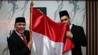 Pemain Naturalisasi Timnas Indonesia, Shayne Pattynama (kanan) mencium bendera merah putih bersama Ketua Umum PSSI saat Pengambilan Sumpah Janji Setia Pewarganegaraan Republik Indonesia yang berlangsung di Kantor Wilayah Kementetian Hukum dan HAM DKI Jakarta, Selasa (24/01/2023). (Bola.com/Bagaskara Lazuardi)