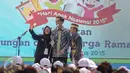 Presiden Jokowi (tengah) berfoto selfie dengan dua orang anak pada acara puncak Peringatan Hari Anak Nasional di Istana Bogor, Selasa (11/8/2015). Acara ini dihadiri oleh ratusan anak-anak dari berbagai daerah di Indonesia. (Liputan6.com/Faizal Fanani)