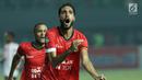 Pemain Persija, Willian Pachecho berlari merayakan gol ke gawang Persija saat lanjutan Liga 1 Indonesia di Stadion Patriot Candra Bhaga, Bekasi, Sabtu (8/7). Persija bermain imbang 1-1 dengan Persipura. (Liputan6.com/Helmi Fithriansyah)