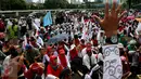 Persatuan Guru Seluruh Indonesia mengelar Aksi di Gedung DPR/MPR, Jakarta, Kamis (12/1). Mereka juga menuntut tunjangan sertifikasi bagi guru agama yang bernaung di Kemenag yang hingga kini belum terbayar. (Liputan6.com/Johan Tallo)