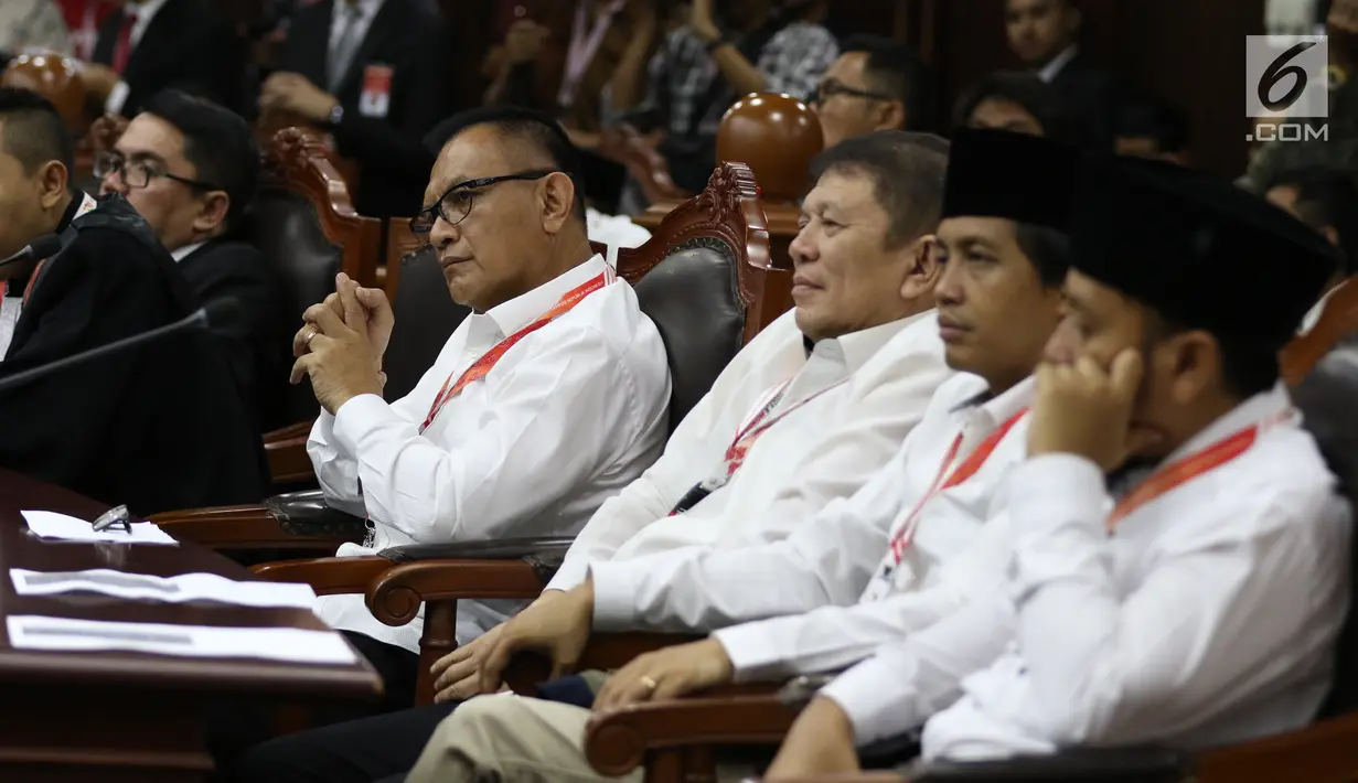Tim Kampanye Nasional (TKN) Jokowi-Maruf Amin mendengarkan tuntutan yang dibacakan tim kuasa hukum pasangan calon nomor urut 02 pada sidang perdana sengketa Pilpres 2019 di Mahkamah Konstitusi, Jakarta, Jumat (14/6/2019). (Lputan6.com/Johan Tallo)