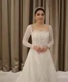 Rambutnya disanggul updo tanpa poni. Serta dihias dengan tiara warna silver. Membuat Angel Karamoy tampil bak putri. [@realangelkaramoy]