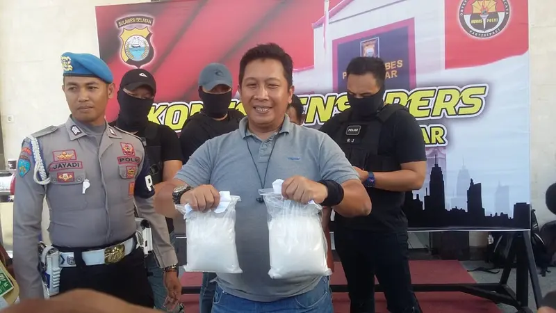 Rencana peredaran sabu-sabu seberat 2 kg di Makassar berhasil digagalkan Tim Satnarkoba Polrsetabes Makassar (Liputan6.com/ Eka Hakim)