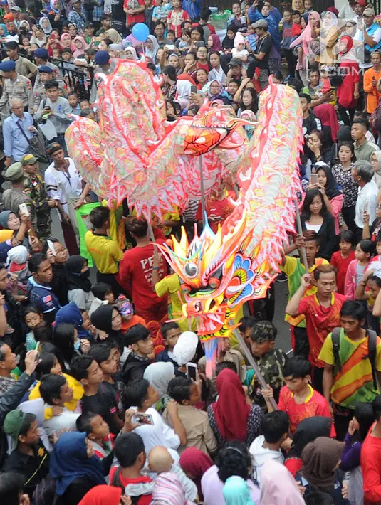 Arak-arakan atraksi liong perayaan Cap Go Meh melewati Jalan Suryakencana, Bogor, Jawa Barat, Selasa (19/2). Acara ini dipusatkan di Wihara Dhanagun. (Merdeka.com/Arie Basuki)