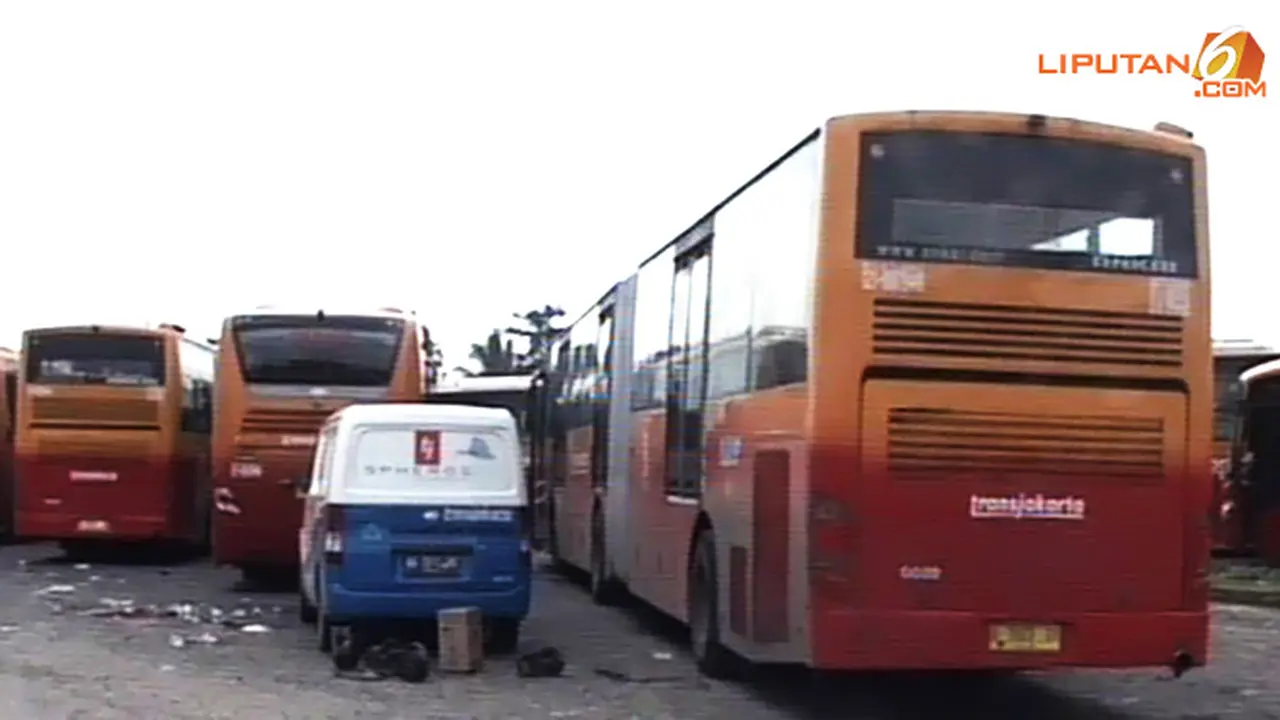bus-transjakarta-rusak-140211-b.jpg