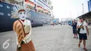 Para turis asing memperhatikan aksi ondel-ondel usai turun dari kapal pesiar Volendam di Pelabuhan Tanjung Priok, Jakarta, Kamis (7/1/2016). Kapal ini mengangkut wisata asing dari beberapa negara. (Liputan6.com/Faizal Fanani)