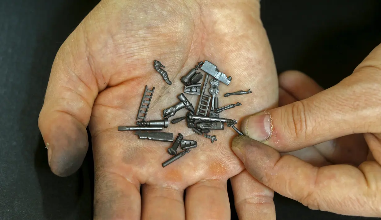 Jasenko Djordjevic, menunjukan sejumlah hasil ukiran miniatur dari ujung pensil yang telah dibuatnya di Tuzla, Bosnia dan Herzegovina, Selasa (26/4). Djordjevic memiliki keterampilan yang luar biasa ini secara otodidak. (REUTERS / Dado Ruvic)