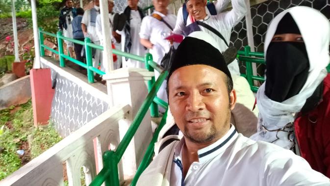 Sejumlah pengunjung nampak menuruni tangga, setelah melakukan jiarah makam waliyulloh Syeh Abdul Muhyi, Pamijahan, Tasikmalaya, Jawa Barat. (Liputan6.com/Jayadi Supriadin)