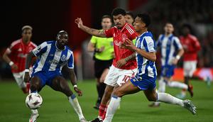 Bek FC Porto, Alberto Costa (kanan), berusaha mengawal gelandang Nottingham Forest, Morgan Gibbs-White dalam pertandingan leg kedua perempat final Europa League antara Nottingham Forest dan FC Porto di Stadion The City Ground, Nottingham, Inggris tengah, pada 16 April 2026. (AFP/Paul Ellis)

Paul ELLIS / AFP