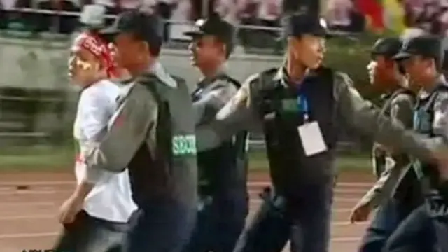 [VIDEO] Ditekuk Indonesia, Suporter Myanmar Mengamuk
