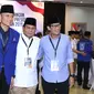 Bakal Capres/Cawapres Pemilu 2019, Prabowo Subianto (tengah) bersama Sandiaga Uno (kanan) dan Agus Harimurti Yudhoyono usai penyerahan syarat pencalonan di Gedung KPU, Jakarta, Jumat (10/8). (Liputan6.com/Helmi Fithriansyah)