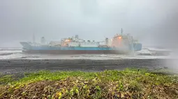 Foto yang diambil dan dirilis pada 25 Juli 2024 oleh Pasukan Penjaga Pantai Taiwan ini menunjukkan kapal kargo berbendera Indonesia, Iriana, yang terdampar di dekat pantai di Pingtung saat terjadi Topan Gaemi. (Foto: Handout/TAIWAN COAST GUARD/AFP)