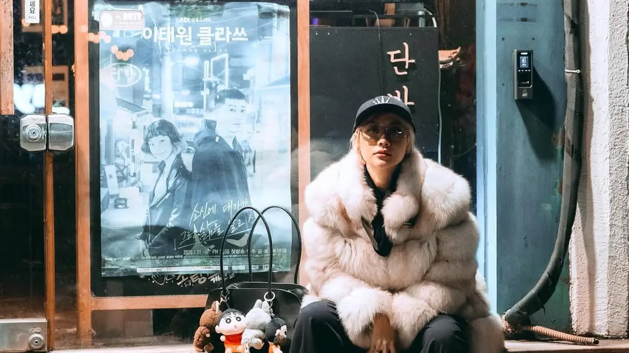Gaya Edgy dan Playful Bunga Citra Lestari Liburan di Korea dengan Mantel Bulu dan Tas Berhias Bag Charm yang Ramai