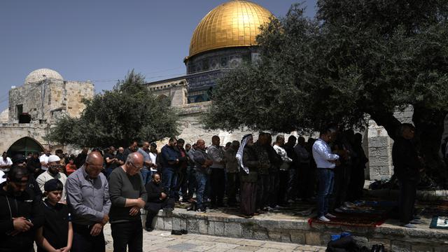 Suasana Sholat Jumat Pasca Serangan Militer Israel ke Masjid Al Aqsa