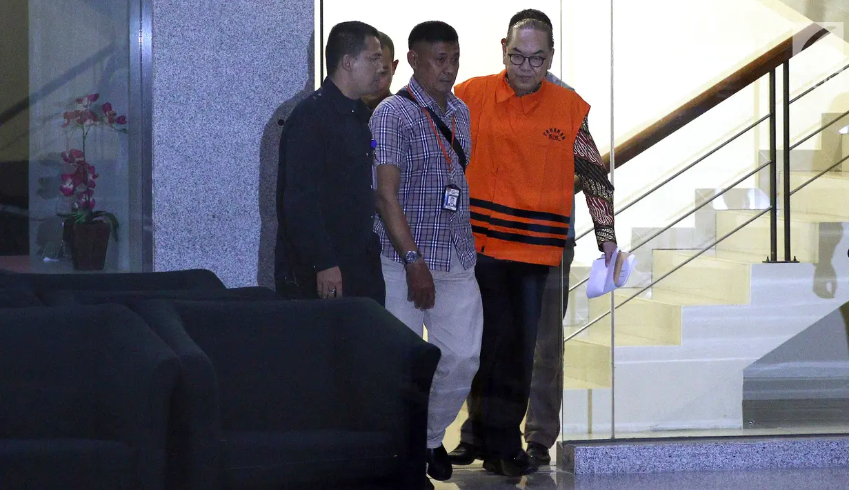Tersangka pemegang Johannes Budisutrisno Kotjo usai menjalani pemeriksaan dan menuju mobil tahanan di Gedung KPK Jakarta, Sabtu (14/7). KPK resmi menahan Johannes dan anggota DPR Komisi VII Eni Maulani Saragih. (Liputan6.com/Johan Tallo)