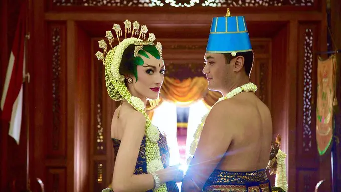 Varsha Strauss berkebaya (Instagram/varshaadhikumoro)