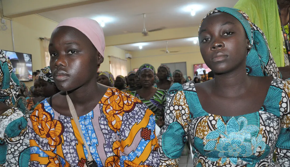 Pemerintah Nigeria akan melanjutkan studi yang tertinggal dari para gadis yang pernah diculik Boko Haram di Abuja, Nigeria, Selasa (30/5). 82 gadis ditukar dengan kebebasan anggota Boko Haram dari penjara. (AP Photo / Olamikan Gbemiga)