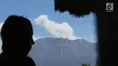 Gunung Agung erupsi mengembuskan asap bercampur abu vulkanik terlihat dari kawasan Sidemen, Karangasem, Bali, Jumat (8/12). Erupsi magmatik tersebut berembus hingga ketinggian 2.100 meter di atas puncak kawah. (Liputan6.com/Immanuel Antonius)