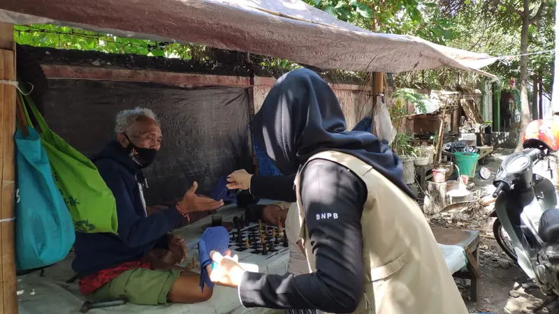 Badan Nasional Penanggulangan Bencana (BNPB) membagikan 50 ribu masker kepada masyarakat Bali.