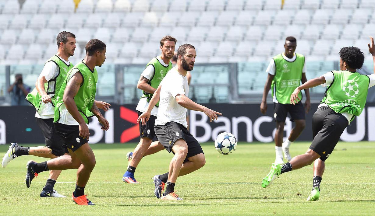 Striker Juventus, Gonzalo Higuain, menggiring bola saat berlatih jelang laga final Liga Champions di Stadion Juventus, Turin, Senin (29/5/2017). Juventus akan berhadapan dengan Real Madrid pada laga final. (EPA/Alessandro Di Marco)