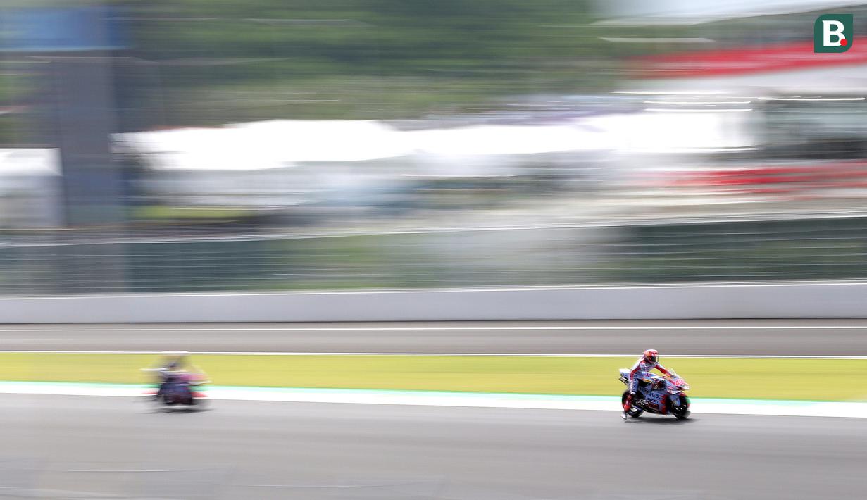 Pembalap dari Gresini Ducati, Fabio Di Giannantonio (kanan) melaju cepat saat sesi latihan bebas MotoGP Mandalika 2022 di Sirkuit Mandalika. (Bola.com/Ade Yusuf Satria)