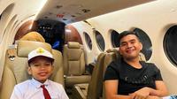 Farel Prayoga siap berangkat ke Kalimantan untuk manggung. Walau di hari sekolah, tak menghalanginya lantaran ia belajar di dalam pesawat jet pribadi. (Foto: Instagram/@zidniyazidni)