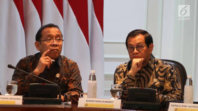 Mensesneg Pratikno (kiri) bersama Seskab Pramono Anung saat mengikuti rapat terbatas di Istana, Jakarta, Selasa (2/10). Rapat terbatas diikuti sejumlah menteri dan kepala lembaga negara. (Liputan6.com/Angga Yuniar)