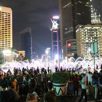 Warga menikmati car free night saat malam pergantian tahun di kawasan Bundaran HI, Jakarta, Senin (31/12). Hujan yang mengguyur Jakarta sejak siang tidak menyurutkan antusias warga menikmati&nbsp;car free night. (Liputan6.com/Angga Yuniar)