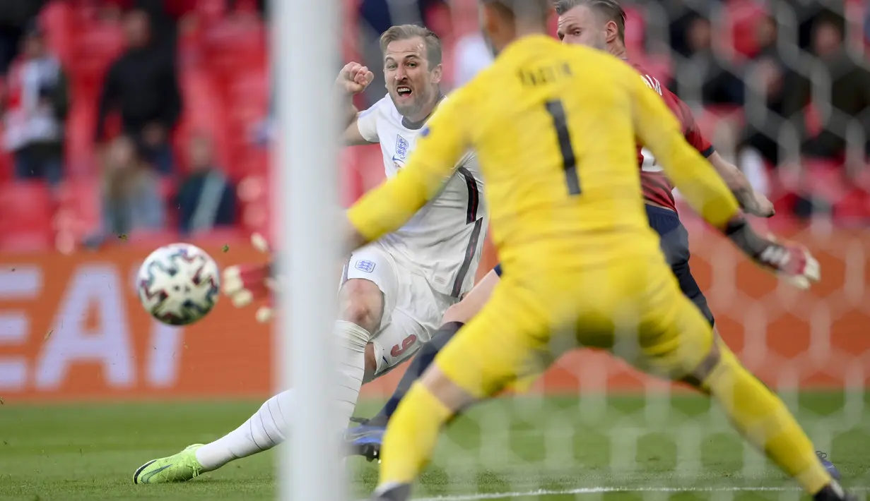 Jelang babak pertama usai, Inggris mendapatkan peluang yang bisa menghasilkan gol kedua melalui tembakan Harry Kane yang berhasil ditepis Vaclik dan bergulir tanpa arah. (Foto: AP/Pool/Laurence Griffiths)