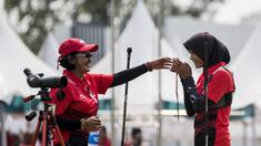 Pemanah putri Indonesia, Choirunisa Diananda, saat berlaga pada nomor recurve women individual Asian Games di Lapangan Panahan, Senayan, Jakarta, Selasa (28/8/2018). Choirunisa Diananda mendapat medali perak. (Bola.com/Vitalis Yogi Trisna)