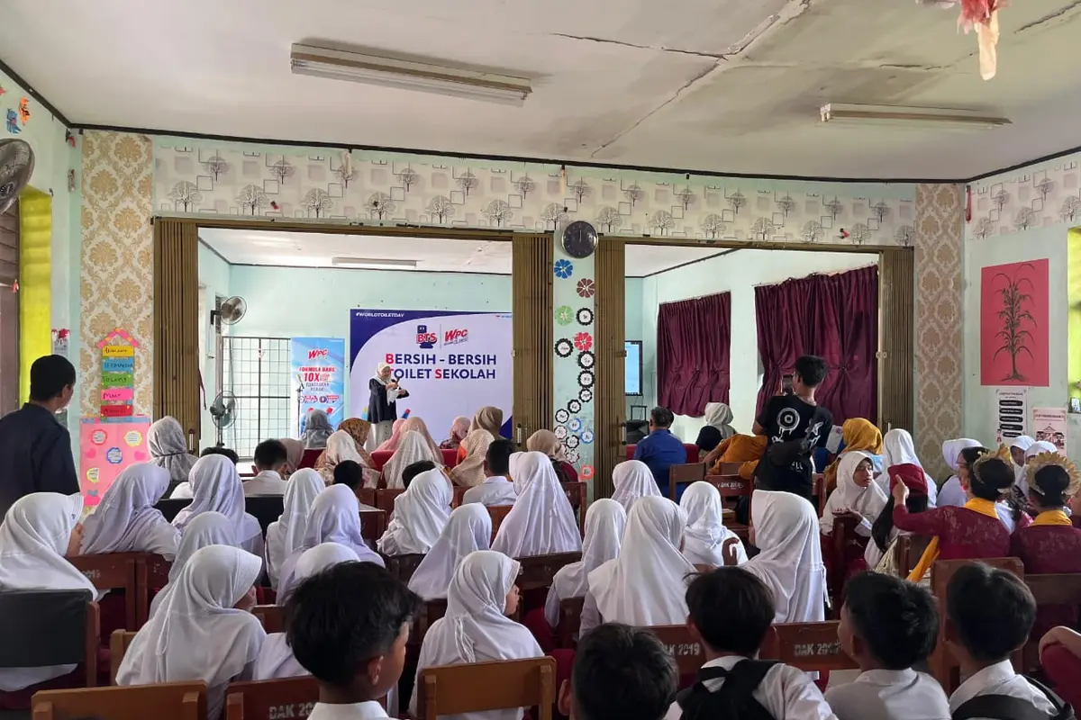 WINGS Group Indonesia, melalui produk WPC Pembersih Porselen dan Kloset, menginisiasi program tahunan Bersih-bersih Toilet Sekolah (BTS)