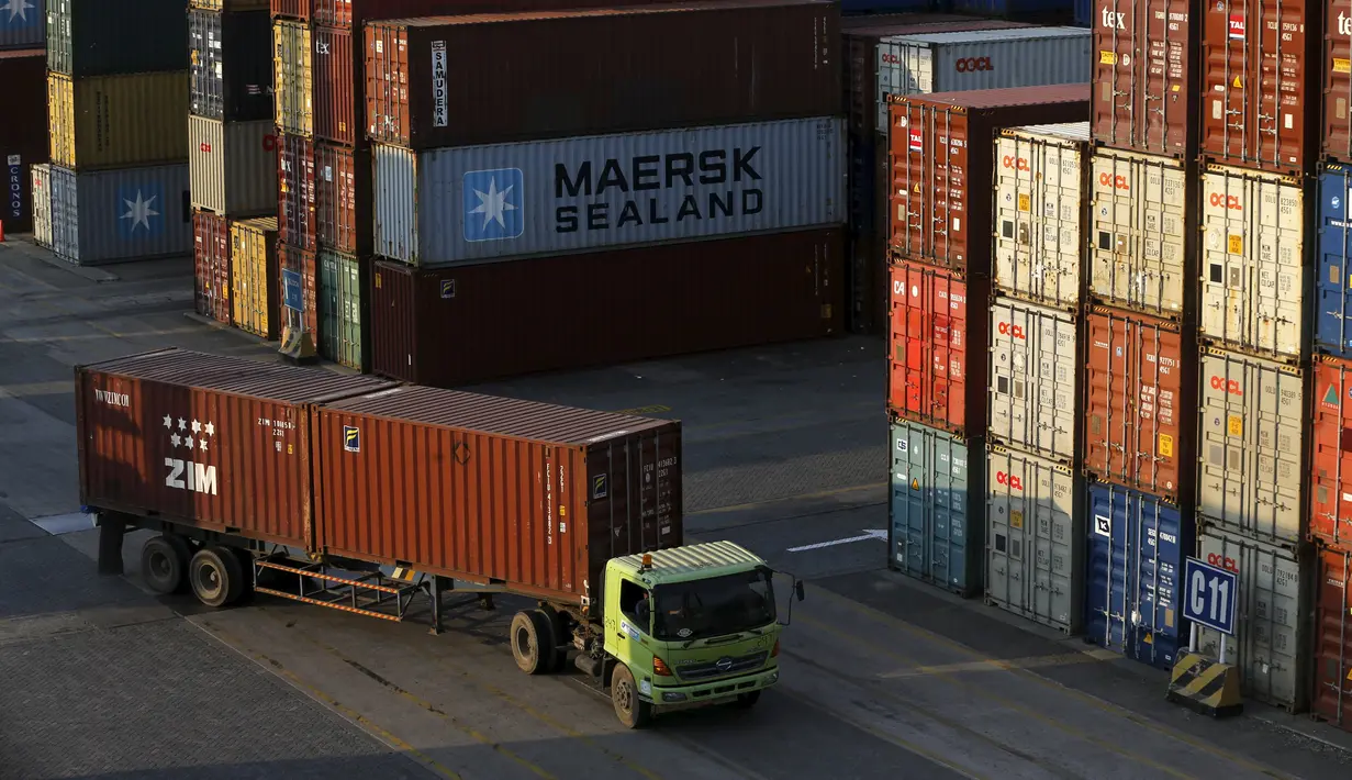 Sebuah truk membawa peti kemas di Pelabuhan Tanjung Priok, Jakarta (5/8/2015). BPS melaporkan pertumbuhan ekonomi Indonesia tumbuh 4,67 persen pada kuartal II 2015, turun dari 4,71 persen pada kuartal pertama 2015. (REUTERS/Beawiharta)