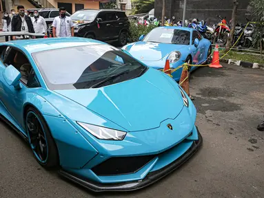 Mobil mewah sitaan milik tersangka Quotex, Doni Salmanan terparkir di halaman Bareskrim Polri, Jakarta, Senin (14/3/2022). Dittipidsiber Bareskrim Polri menyita mobil Porsche, Lamborghini hingga belasan motor gede (moge) milik Doni Salmanan. (Liputan6.com/Faizal Fanani)
