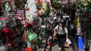 Jalan-jalan dan pasar di ibu kota India itu tampak dihiasi berbagai dekorasi warna-warni khas perayaan Natal. (Arun SANKAR/AFP)