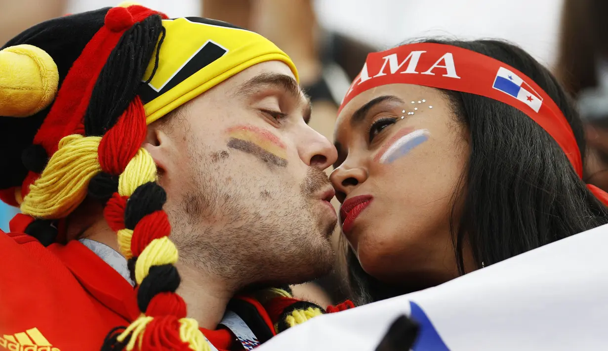 Suporter Panama dan Belgia pada laga Piala Dunia 2018 di Stadion Fisht, Senin (18/6/2018). Belgia menang 3-0 atas Panama. (AP/Victor R. Caivano)
