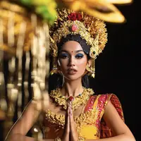 Sophia memakai kostum bertajuk Bali Sundarman - The Beauty Within Holy Blessing di Miss Grand International 2021.  (@thesophiarogan)