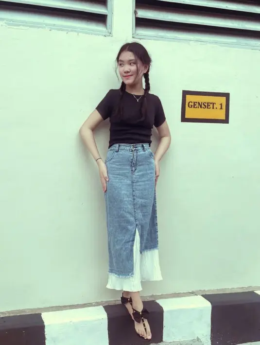 Kirana juga tampil edgy dengan atasan t shirt hitam dipadukan rol denim dengan detail plisket putih di bagian bawah, serta sandal hitam berpita. . @kiranavelovoiceee
