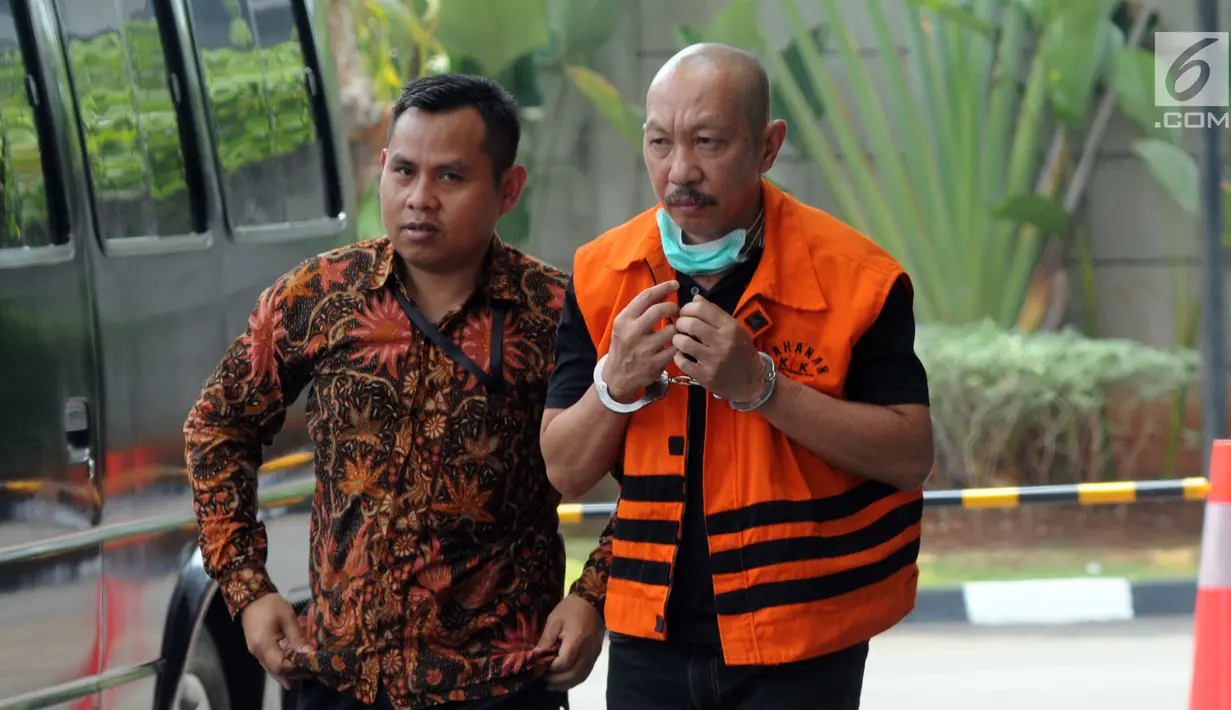 Wakil Ketua DPRD Lampung Tengah Raden Zugiri (kanan) saat tiba di Gedung KPK, Jakarta, Rabu (24/7/2019). Raden diperiksa sebagai tersangka terkait dugaan suap serta gratifikasi pengadaan barang dan jasa di lingkungan pemerintahan Lampung Tengah pada tahun 2018. (merdeka.com/Dwi Narwoko)