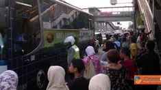 Citizen6, Jakarta: Angkutan umum di Jakarta belum juga berbenah. Banyak calon penumpang yang tidak kebagian bus dan angkutan menuju kawasan timur Jakarta pada, Sabtu (2/7). Bus-bus sudah nampak penuh sesak dengan penumpang saat akan naik. (Pengirim: Akhid
