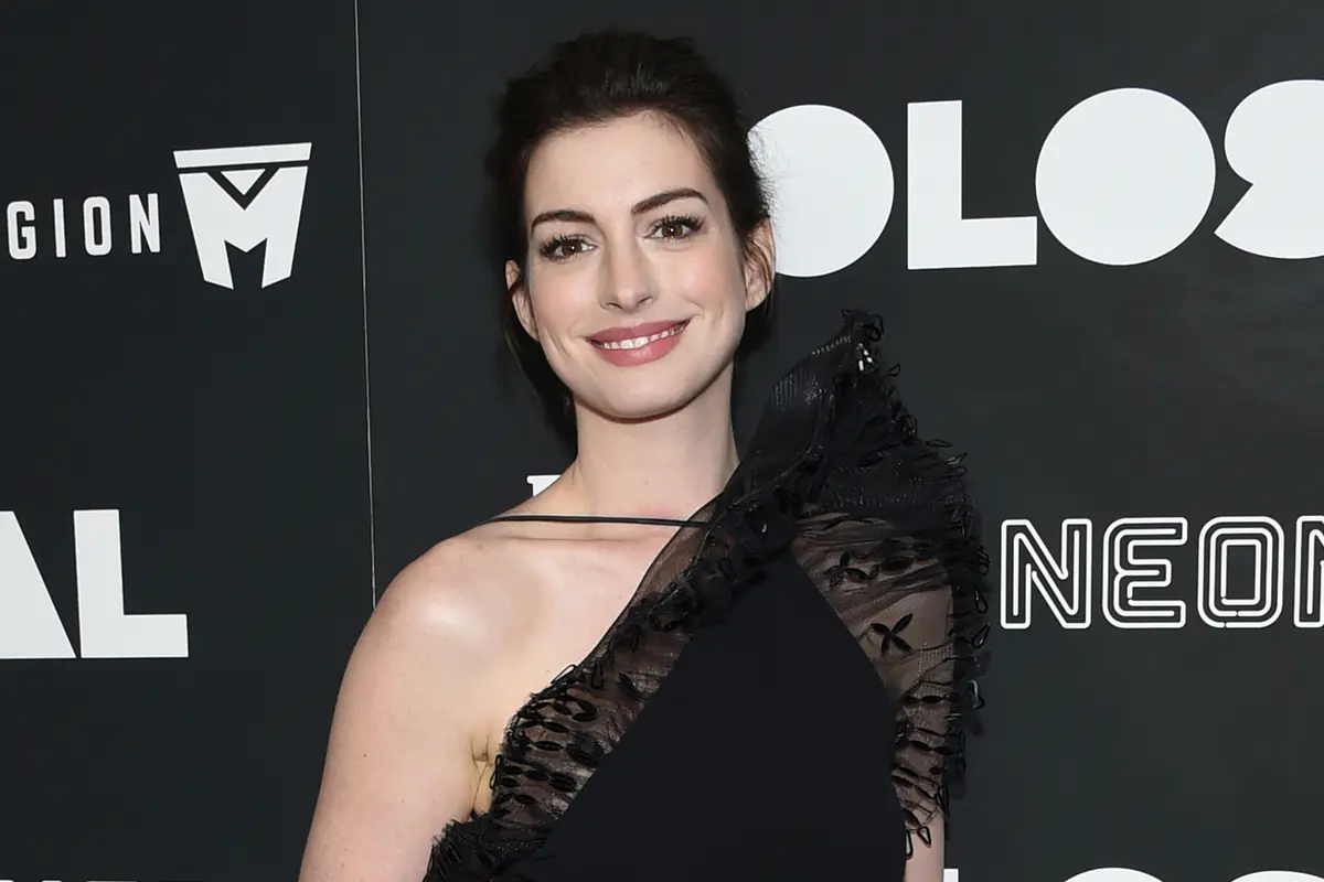 20170328-Anne Hathaway Pakai Gaun Ramah Lingkungan-AP