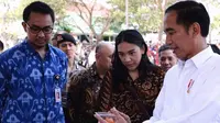 Momen Putri Tanjung saat menemani Jokowi kunjungan kerja ke Subang. (dok. Instagran @putri_tanjung/https://www.instagram.com/p/B5gtXZwHF4-/Putu Elmira)