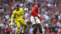 Duel kiper Tottenham, Michel Vorm (kiri) dengan pemain Manchester United, Romelu Lukaku pada semifinal Piala FA di Wembley stadium, London, (21/4/2018). MU menang 2-1. (AP/Kirsty Wigglesworth)