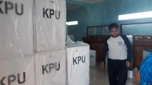 Logistik Pemilu sudah tiba di PPS Desa Cingebul Kecamatan Lumbir, Banyumas, Selasa (16/4/2019). (Foto: Liputan6.com/Muhamad Ridlo)