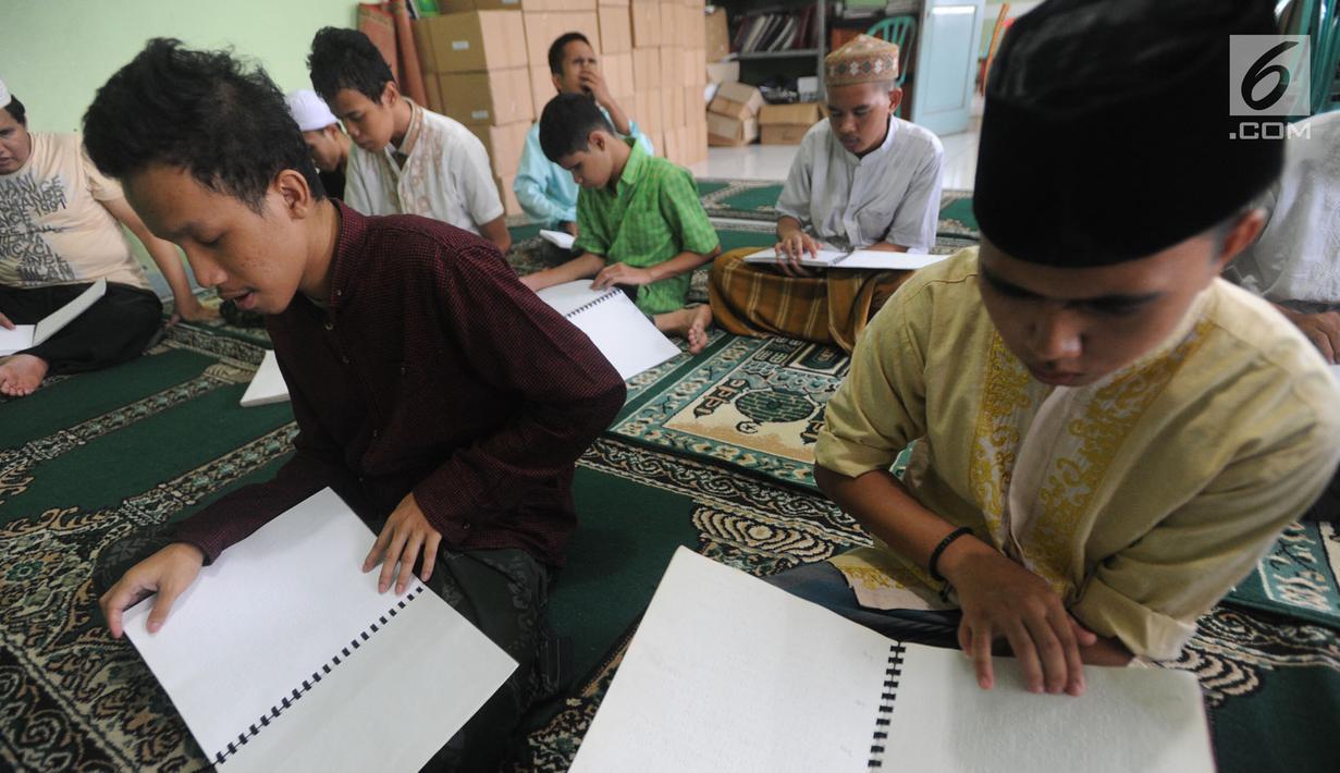 Santri tunanetra belajar membaca Alquran braile di Pesantren Raudlatul Makfufin, Serpong, Tangsel, Banten, Rabu (23/5). Selain mencetak Alquran braile, pesantren ini juga memberi pengajaran kepada santri tunanetra. (Merdeka.com/Arie Basuki)