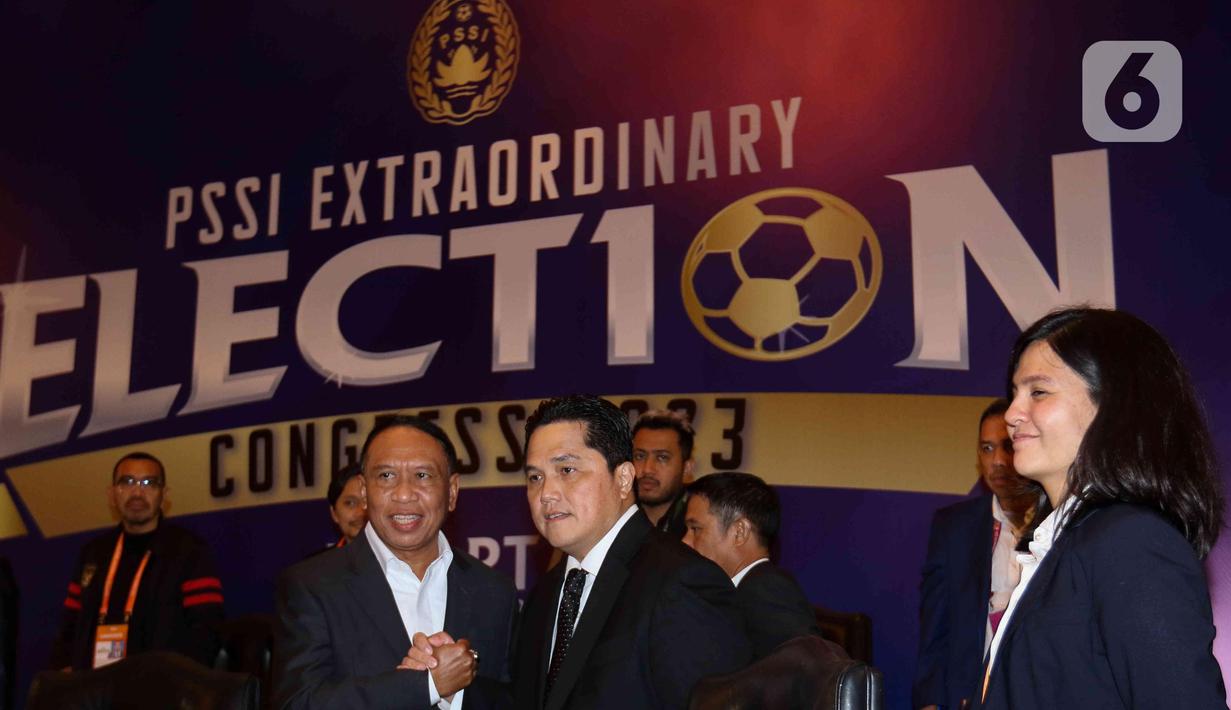 Ketua Umum PSSI periode 2023-2027 Erick Thohir (tengah) berjabat tangan dengan Wakil Ketua Umum PSSI ll Zainudin Amali (kiri) disaksikan Wakil Ketua Umum PSSI l Ratu Tisha (kanan) saat Kongres Luar Biasa Persatuan Sepak Bola Seluruh Indonesia (KLB PSSI) 2023 di Jakarta, Kamis (16/2/2023). Dalam kongres itu, Erick Thohir resmi terpilih sebagai Ketua Umum PSSI sementara Zainudin Amali serta Ratu Tisha terpilih sebagai Wakil Ketua Umum PSSI I dan II untuk kepengurusan PSSI periode 2023-2027. (Liputan6.com/Herman Zakharia)