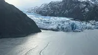 Pesawat yang sebagian tenggelam ke dalam es Danau Tustumena pada Senin, 24 Maret 2025, dekat Soldotna, Alaska. (Alaska National Guard via AP) Garda Nasional Alaska