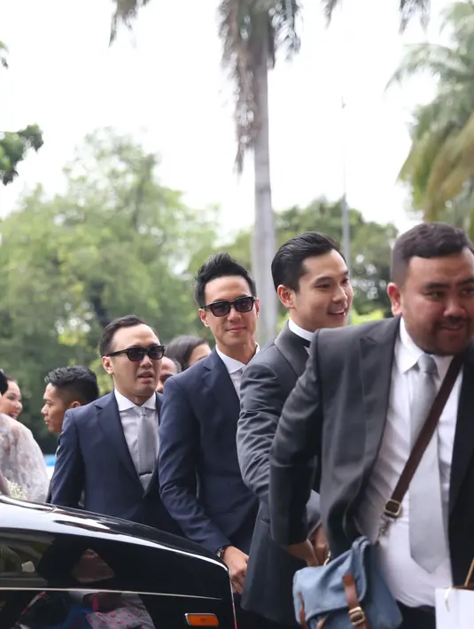 "Halo semua, hei.. Doakan yah semoga acaranya lancar," ucap Sandra Dewi memasuki Gereja Katedral, Jakarta Pusat untuk melangsungkan pemberkatan. (Nurwahyunan/Bintang.com)