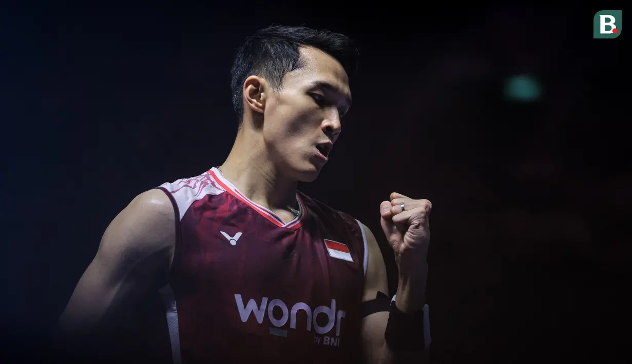 Pebulu tangkis tunggal putra Indonesia, Jonatan Christie melakukan selebrasi setelah mencetak poin dalam laga 32 besar Indonesia Open 2025 melawan wakil Singapura, Jia Heng Jason Teh di Istora Senayan, Jakarta, Selasa (03/06/2025). (Bola.com/Bagaskara Lazuardi)