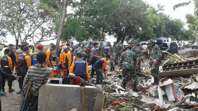 Personel gabungan di lokasi terdampak tsunami di Selat Sunda.