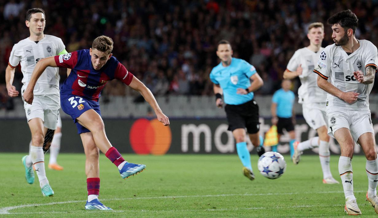 Pemain Barcelona, Fermin Lopez, melepaskan tendangan saat melawan Shakhtar Donetsk pada laga Liga Champions, di Stadion Olimpic Lluis Companys, Rabu (25/10/2023). Fermin Lopez menyumbang satu dari dua gol kemenangan Barca. (AFP/Lluis Gene)